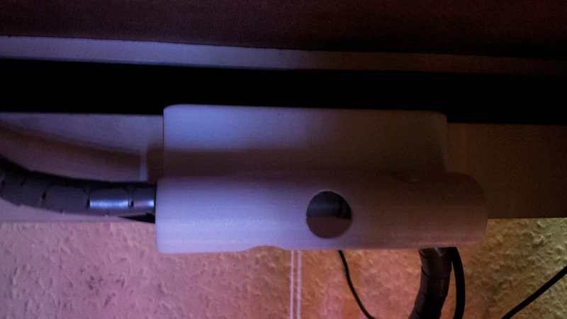 Solution de gestion des câbles pour le bureau IKEA MICKE