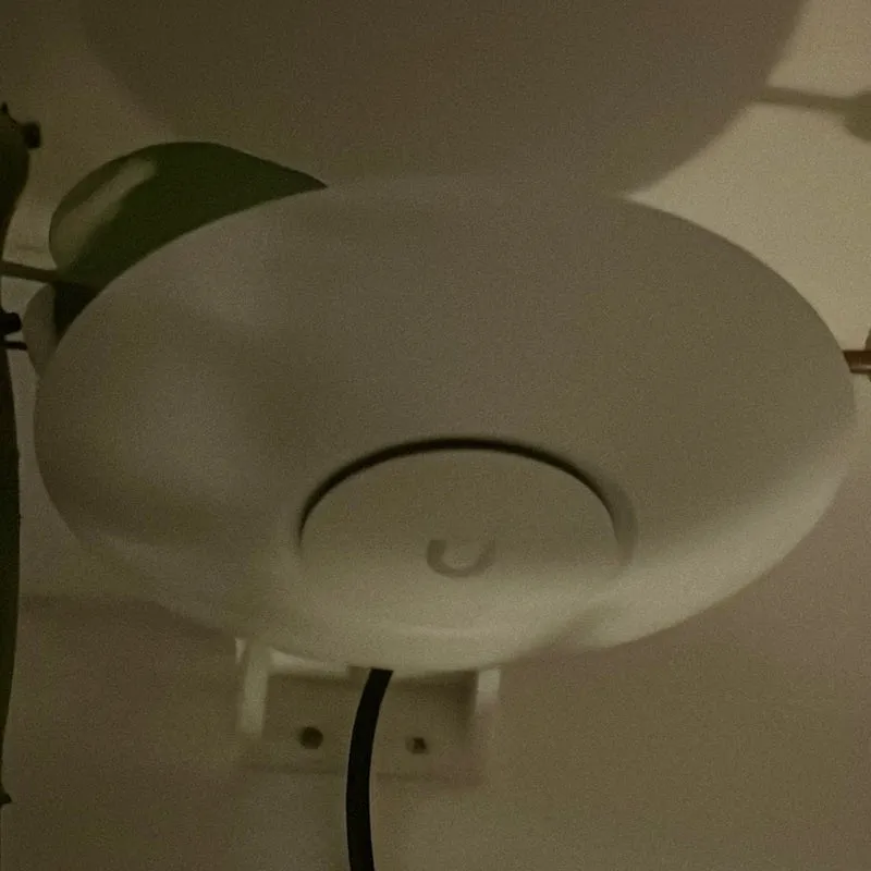 Montage mural Ubiquiti Unifi U6+