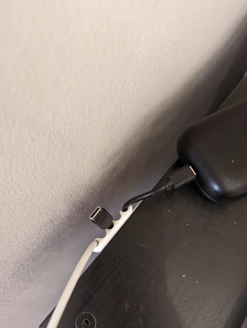 Organisateur de câbles mince pour USB standard
