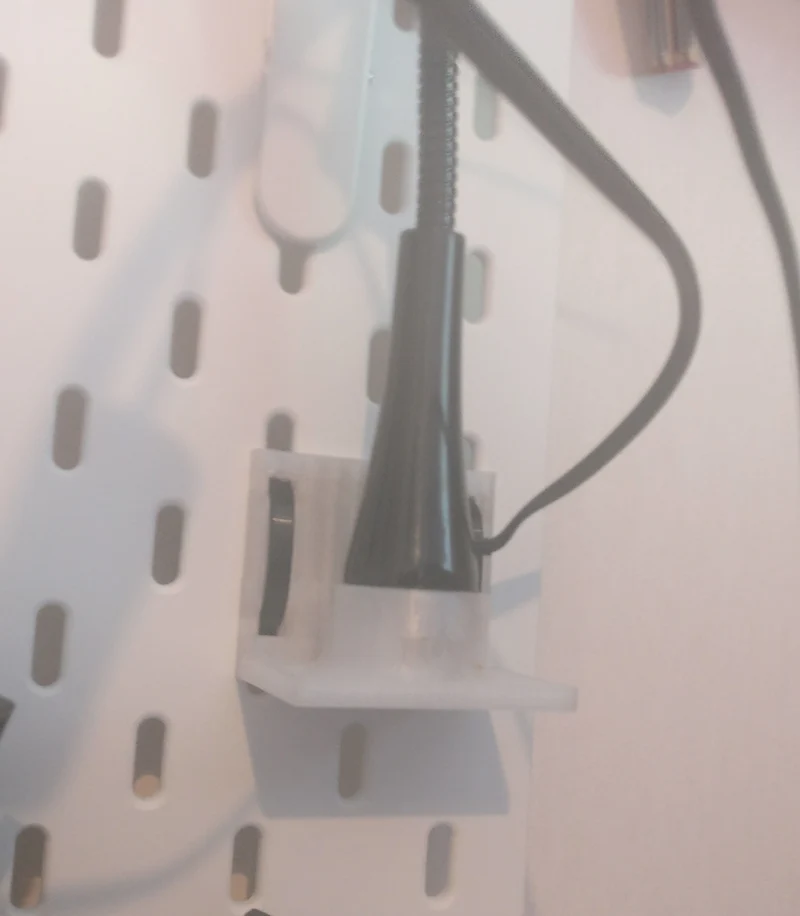 Fixation de la lampe IKEA Jansjö sur le panneau d'interprétation