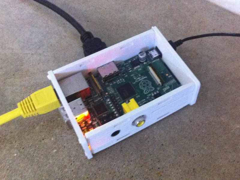 Boîtier Raspberry Pi basé sur le design acrylique d'Adafruit