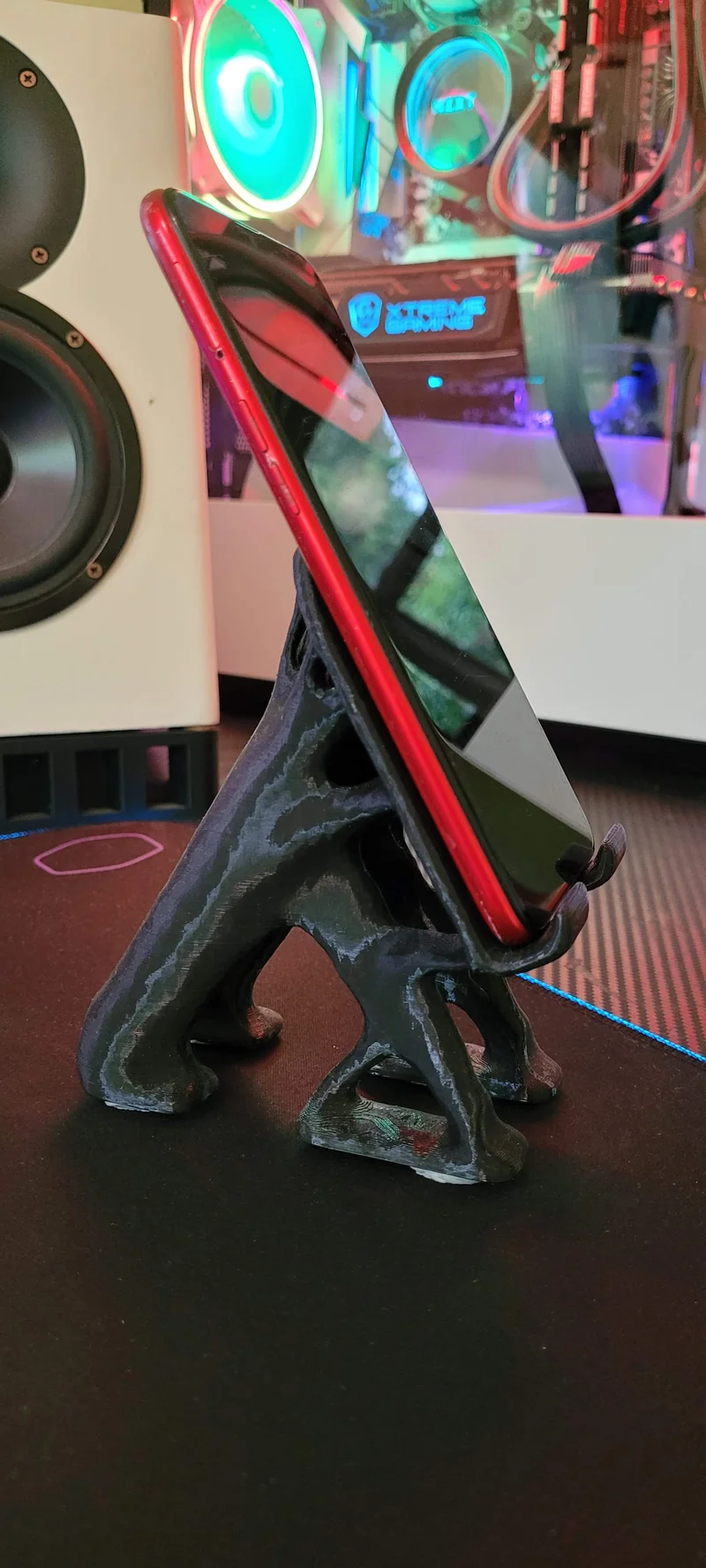 Support de bureau pour smartphone au design organique