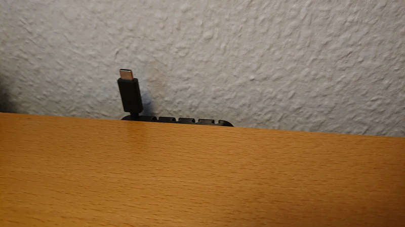 Porte-câbles pour l'organisation du bureau