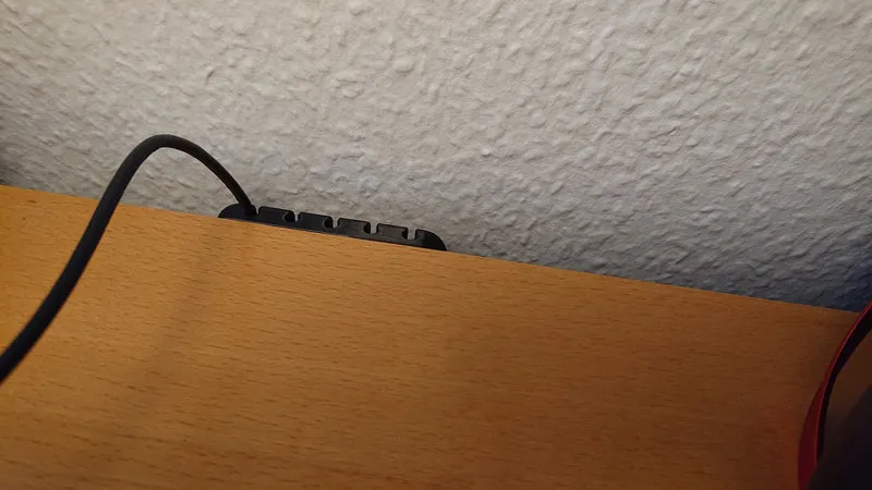 Porte-câbles pour l'organisation du bureau