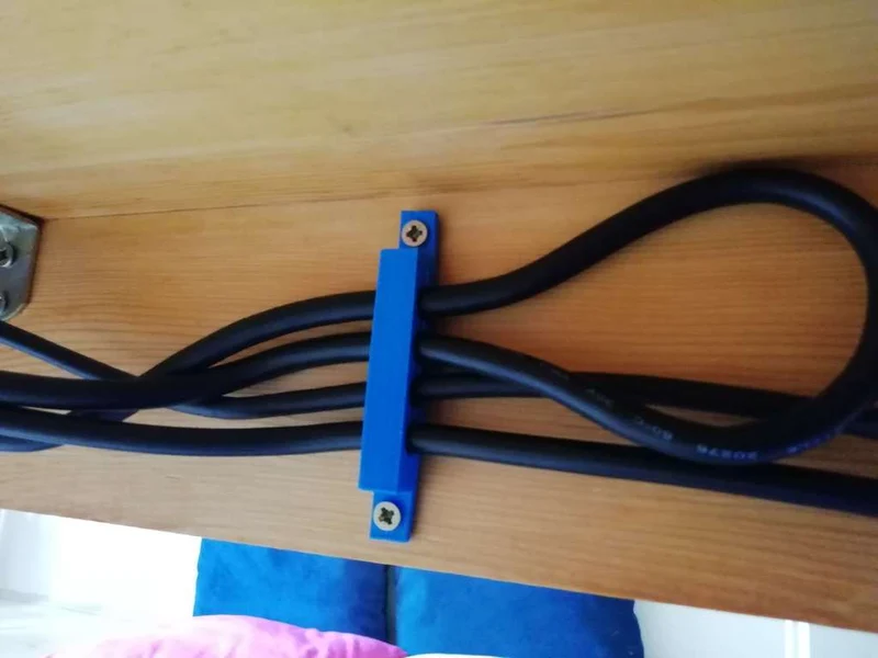 Organisateur de câbles de bureau pour les câbles de PC jusqu'à 7 mm