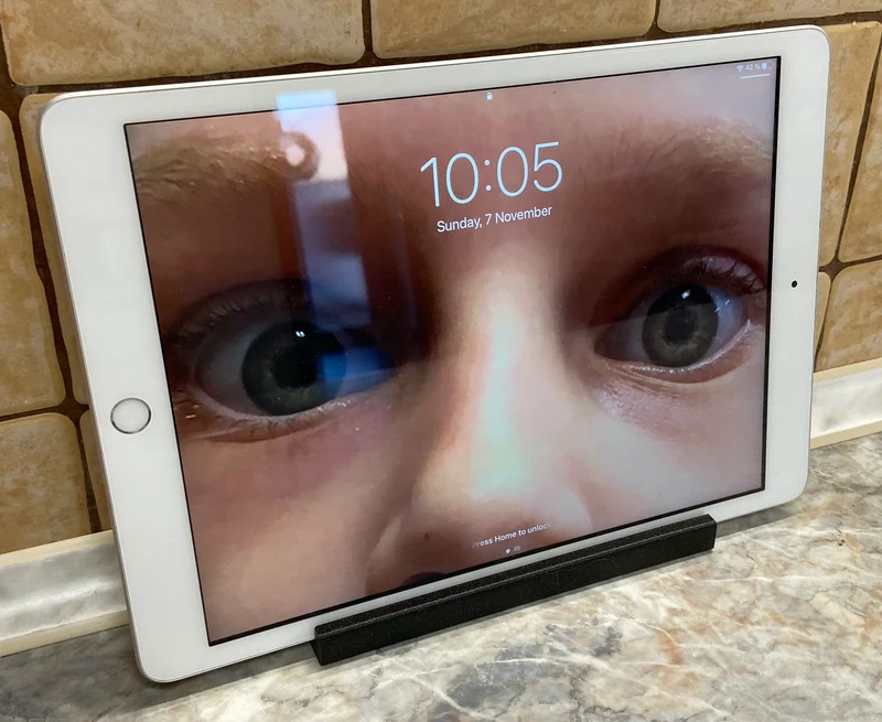 Support compact pour iPad dans la cuisine