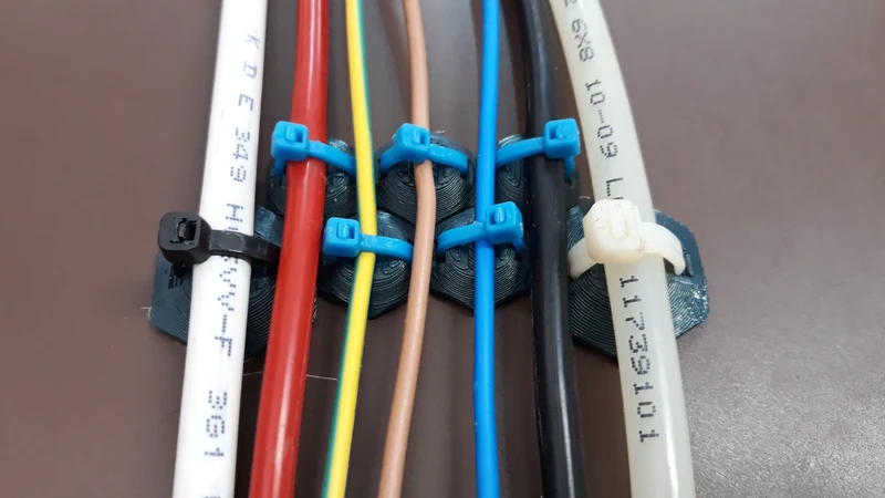 Colliers de serrage hexagonaux pour la gestion des fils et des tuyaux