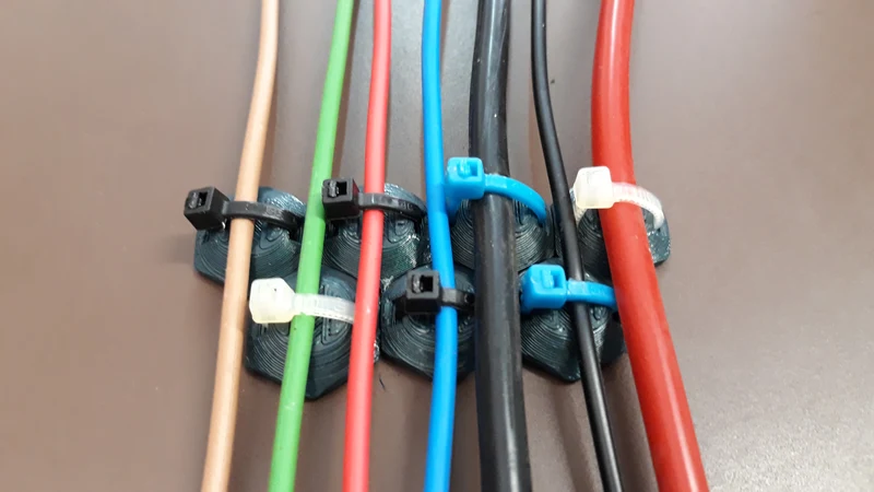 Colliers de serrage hexagonaux pour la gestion des fils et des tuyaux