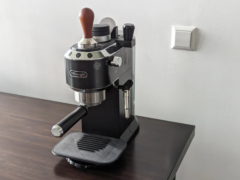 Couvercle de plateau à tasses DeLonghi Dedica et support à outils de 51 mm (EC680/EC685)