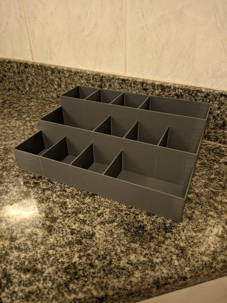 Organisateur de salle de bains avec options de design symétrique et asymétrique