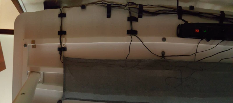 Clips de gestion des câbles pour les surfaces lisses