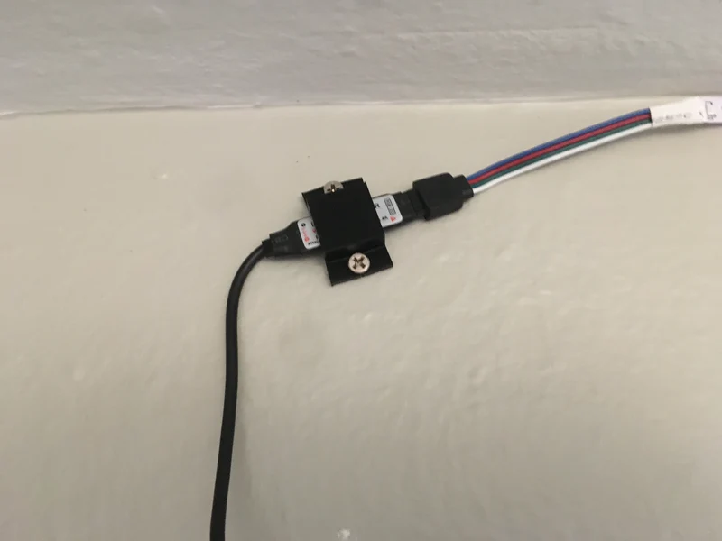 Support mural pour bande RGB Câble