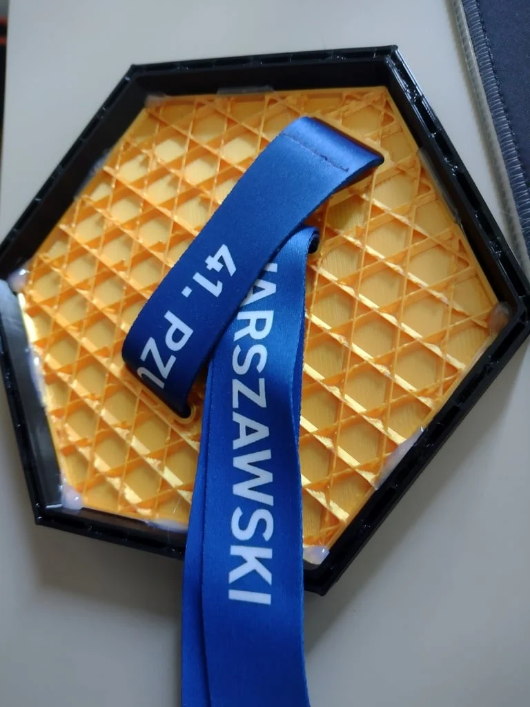 Support de médaille hexagonal bicolore