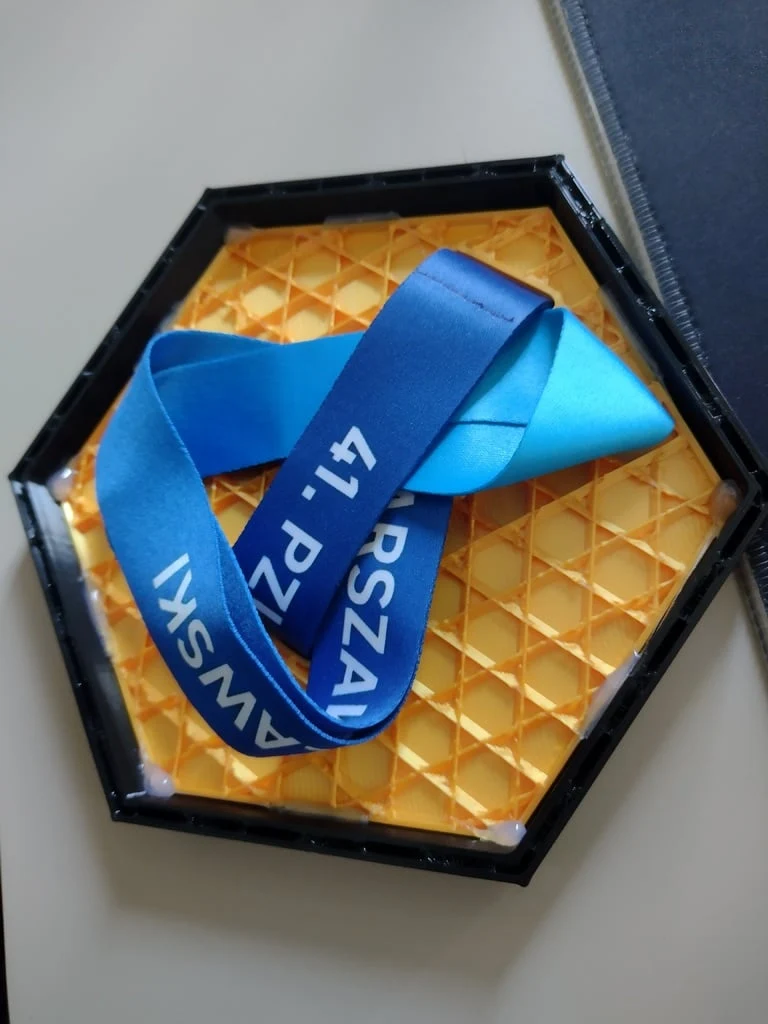 Support de médaille hexagonal bicolore