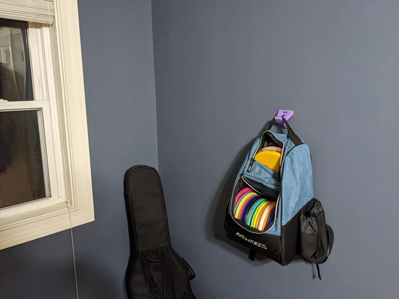 Accroche murale géométrique pour sacs à dos