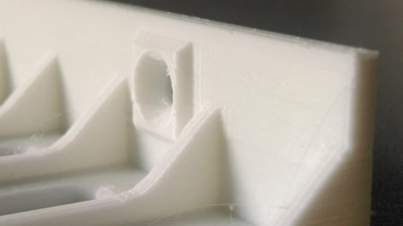 Porte-câbles de 6 mm avec trous de vis pour laboratoire