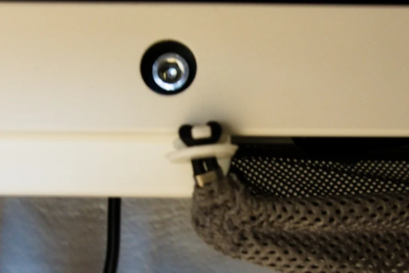 Bureau Ikea Bekant/Galant - système de fixation du filet de gestion des câbles