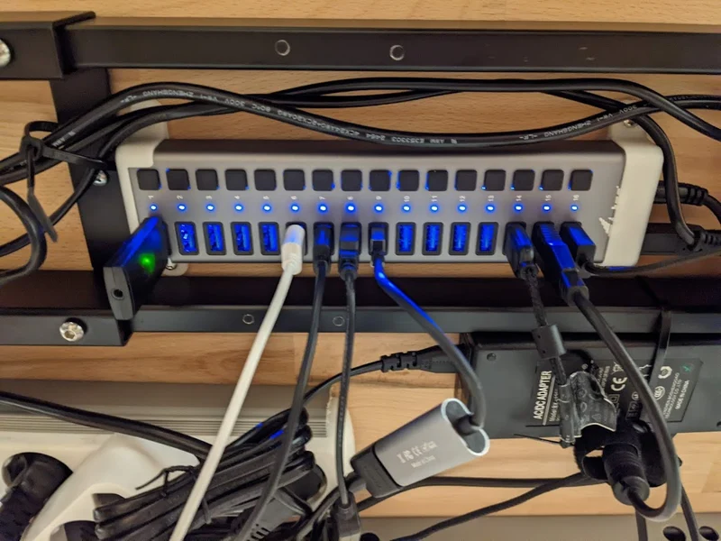 i-Tec Charging USB Hub Wall / Table Mount