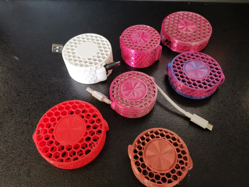 Organisateur de câbles pour différentes longueurs et hauteurs