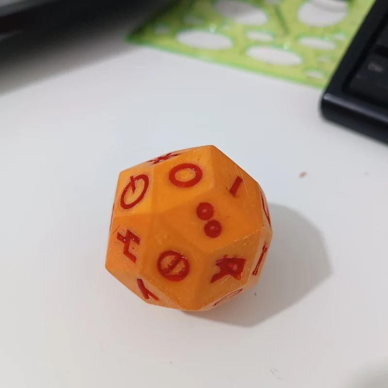 Cube Tifinagh pour apprendre et jouer avec l'écriture amazighe