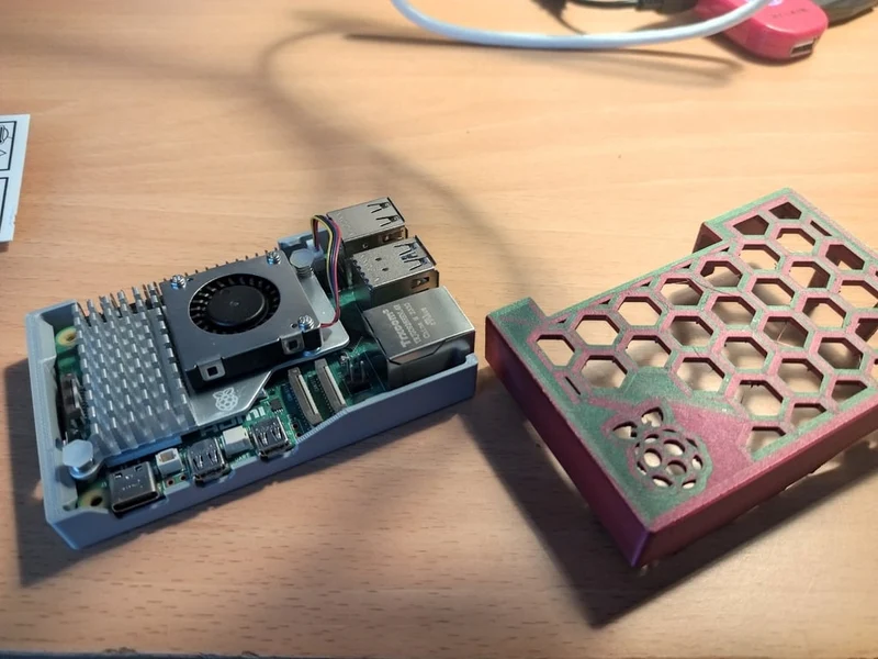 Boîtier pour Raspberry Pi 5 avec broches GPIO et trous de refroidissement