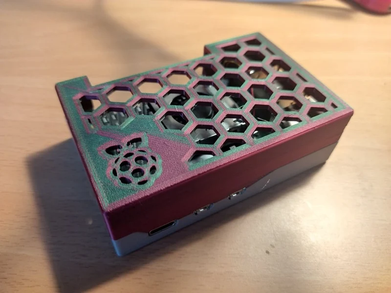 Boîtier pour Raspberry Pi 5 avec broches GPIO et trous de refroidissement