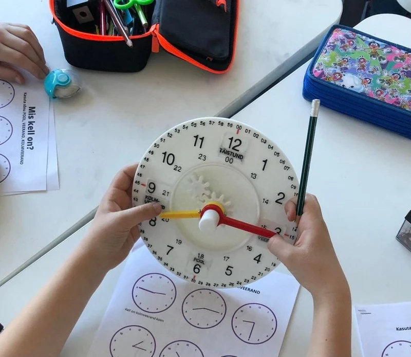 Horloge d'apprentissage pédagogique pour l'enseignement dans le temps