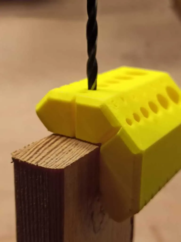 Guide-mèche à 90 et 45 degrés avec barres, bords et côtés de 2 cm