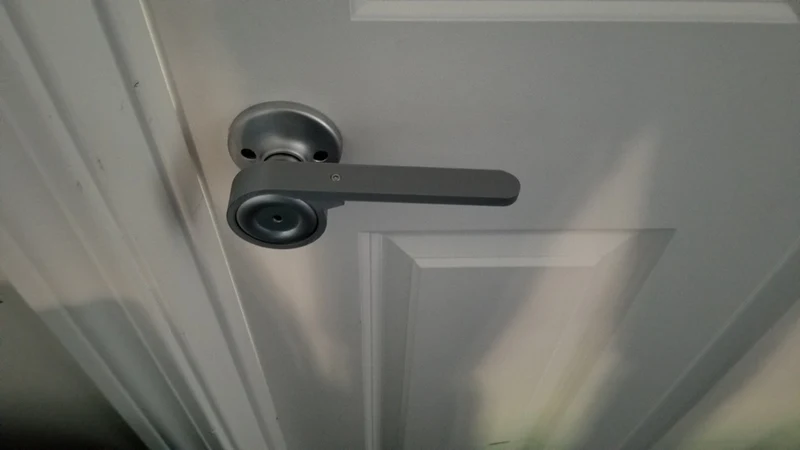 Adaptateur d'ouverture de porte pour le fonctionnement du bras