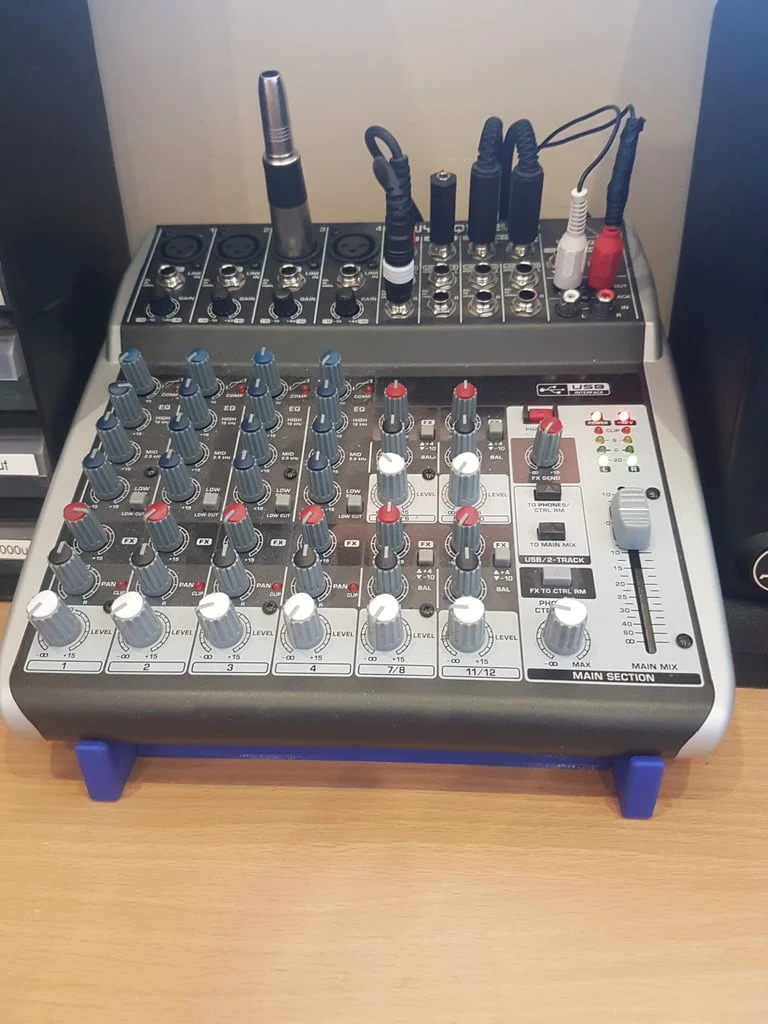 Support de table de mixage Behringer pour une meilleure visualisation