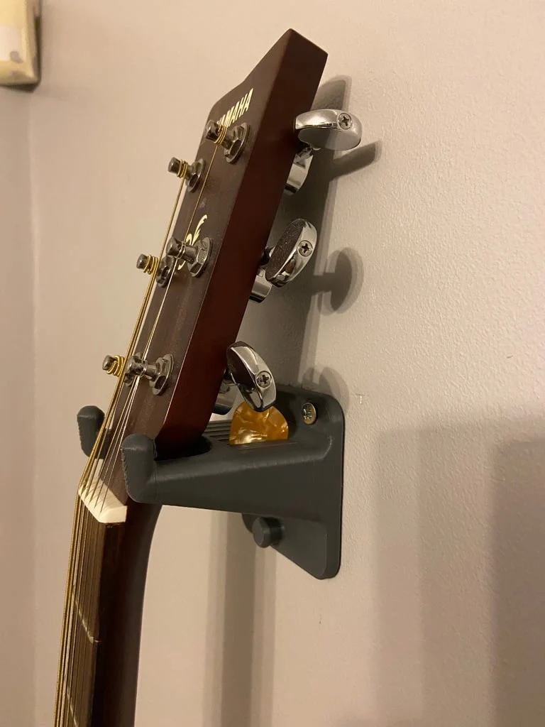 Support mural pour guitare avec espace pour médiators et sangle