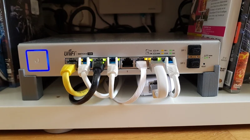 Support Ubiquiti UniFi Switch 8 150w avec espace pour Cloud Key