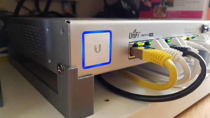 Support Ubiquiti UniFi Switch 8 150w avec espace pour Cloud Key