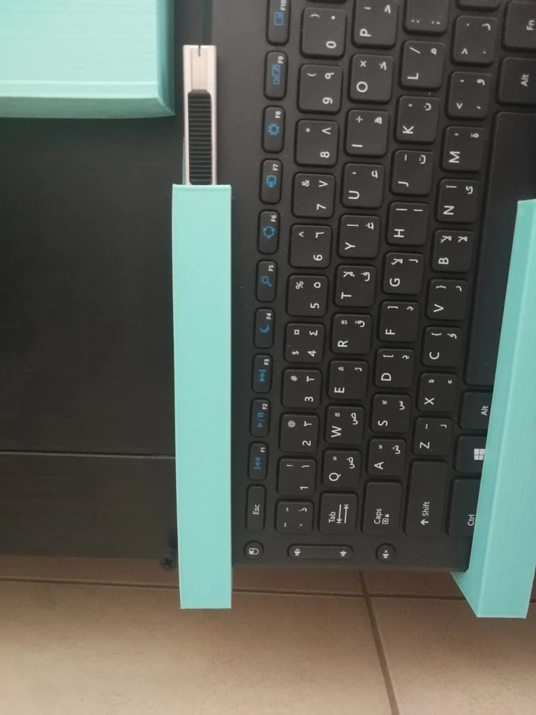 Support de clavier à monter sur une table basse
