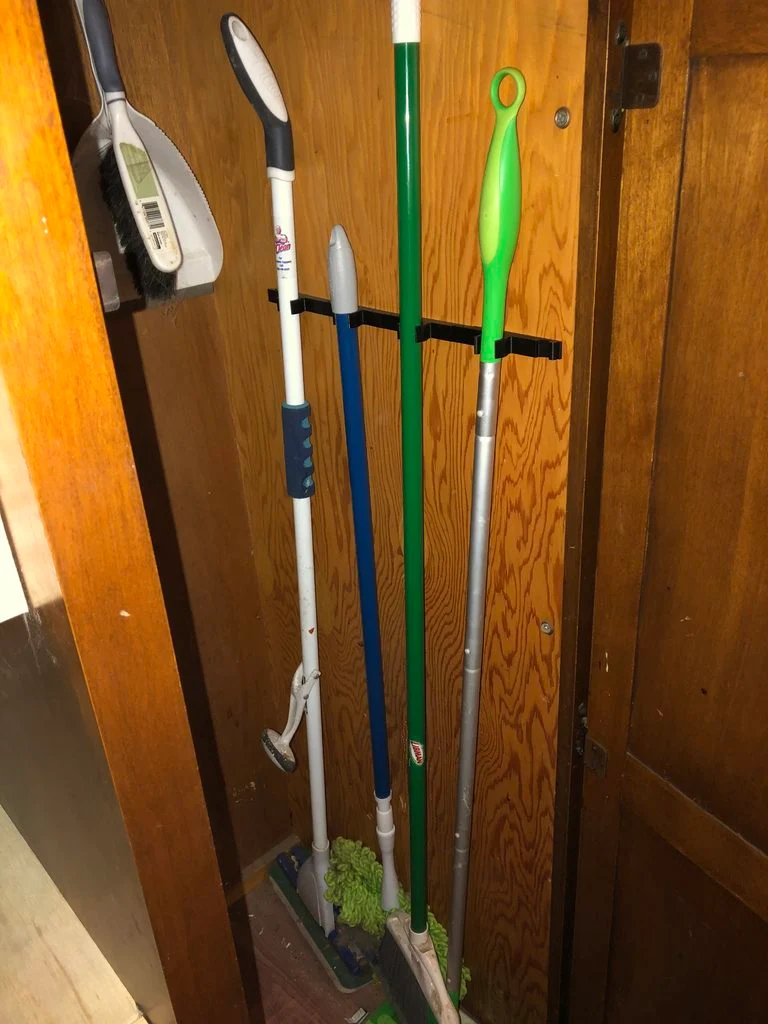 Clip de manche à balai chaînable
