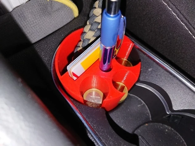 Organiser un porte-gobelet pour les pièces en euros, les cartes et les crayons