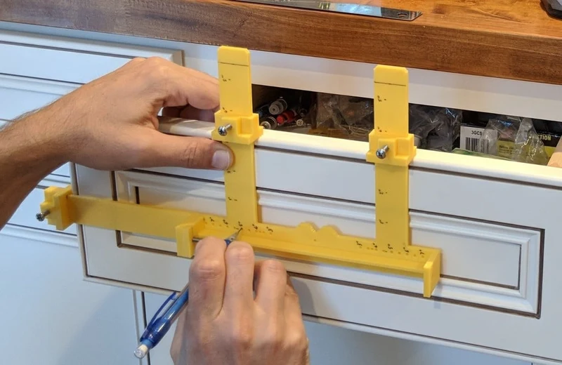 Gabarit pour la mise en place de la poignée de l'armoire