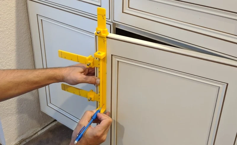 Gabarit pour la mise en place de la poignée de l'armoire