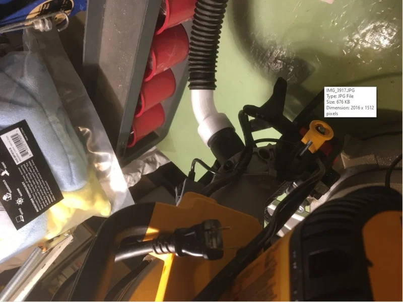 Le tuyau d'aspirateur se connecte à la scie à onglets Dewalt DWS713