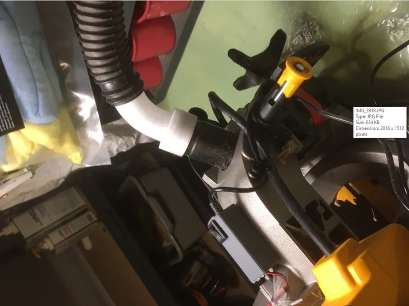 Le tuyau d'aspirateur se connecte à la scie à onglets Dewalt DWS713