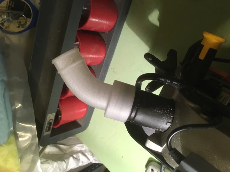 Le tuyau d'aspirateur se connecte à la scie à onglets Dewalt DWS713