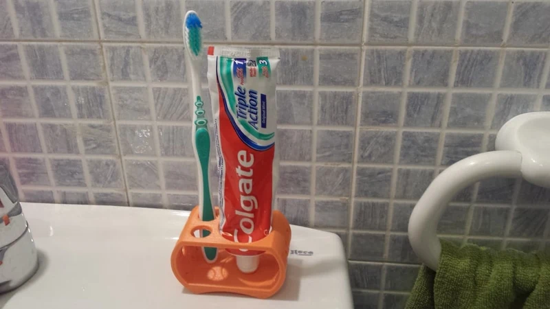 Accessoire de salle de bain : Brosse à Dents et Porte Dentifrice