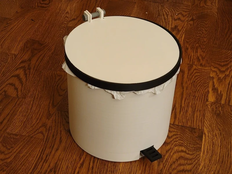 Poubelle à pédale avec porte-sac amovible