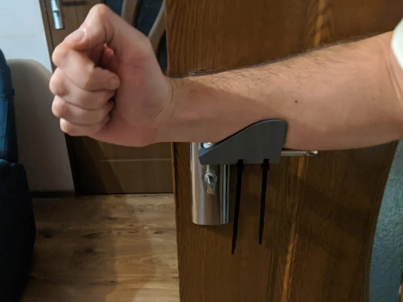 Poignée de porte pour une utilisation mains libres