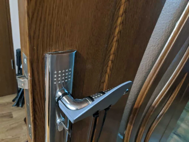 Poignée de porte pour une utilisation mains libres