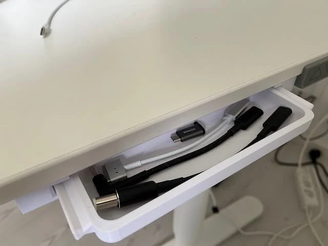 Plateau pour bureau Bekant d'IKEA pour adaptateurs USB-C