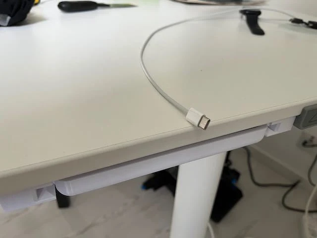 Plateau pour bureau Bekant d'IKEA pour adaptateurs USB-C