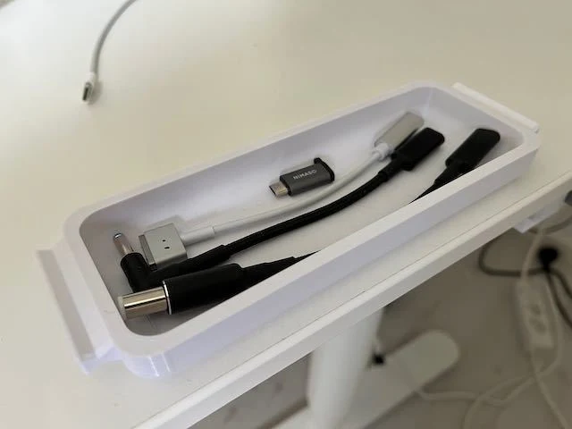 Plateau pour bureau Bekant d'IKEA pour adaptateurs USB-C
