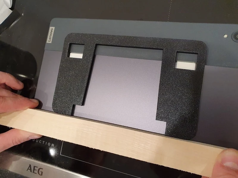 Support mural flottant pour tablette avec support chargeur