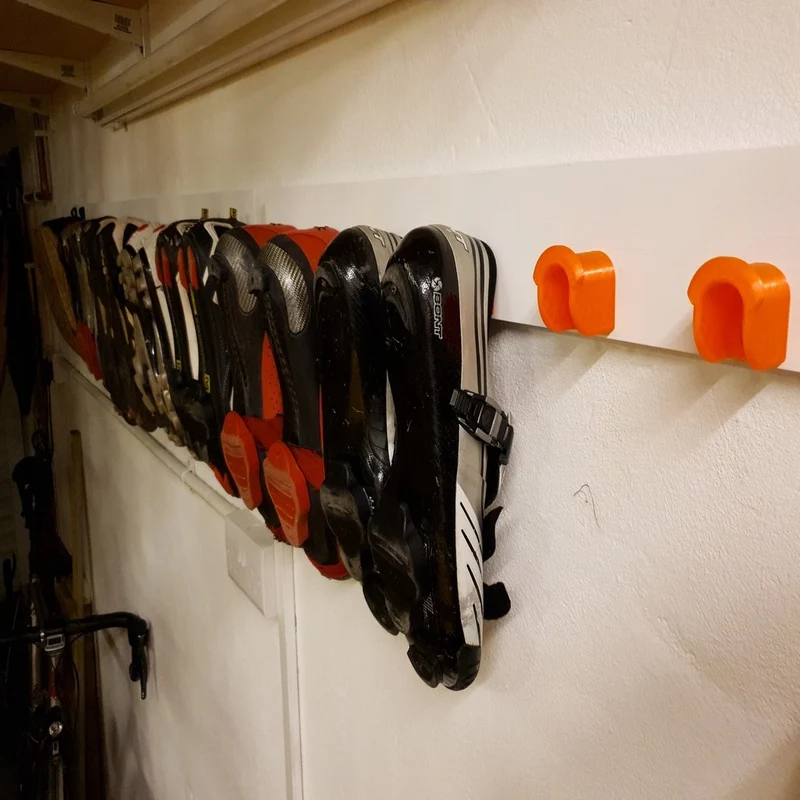 Range-chaussures pour chaussures de vélo à ranger sur latte de bois